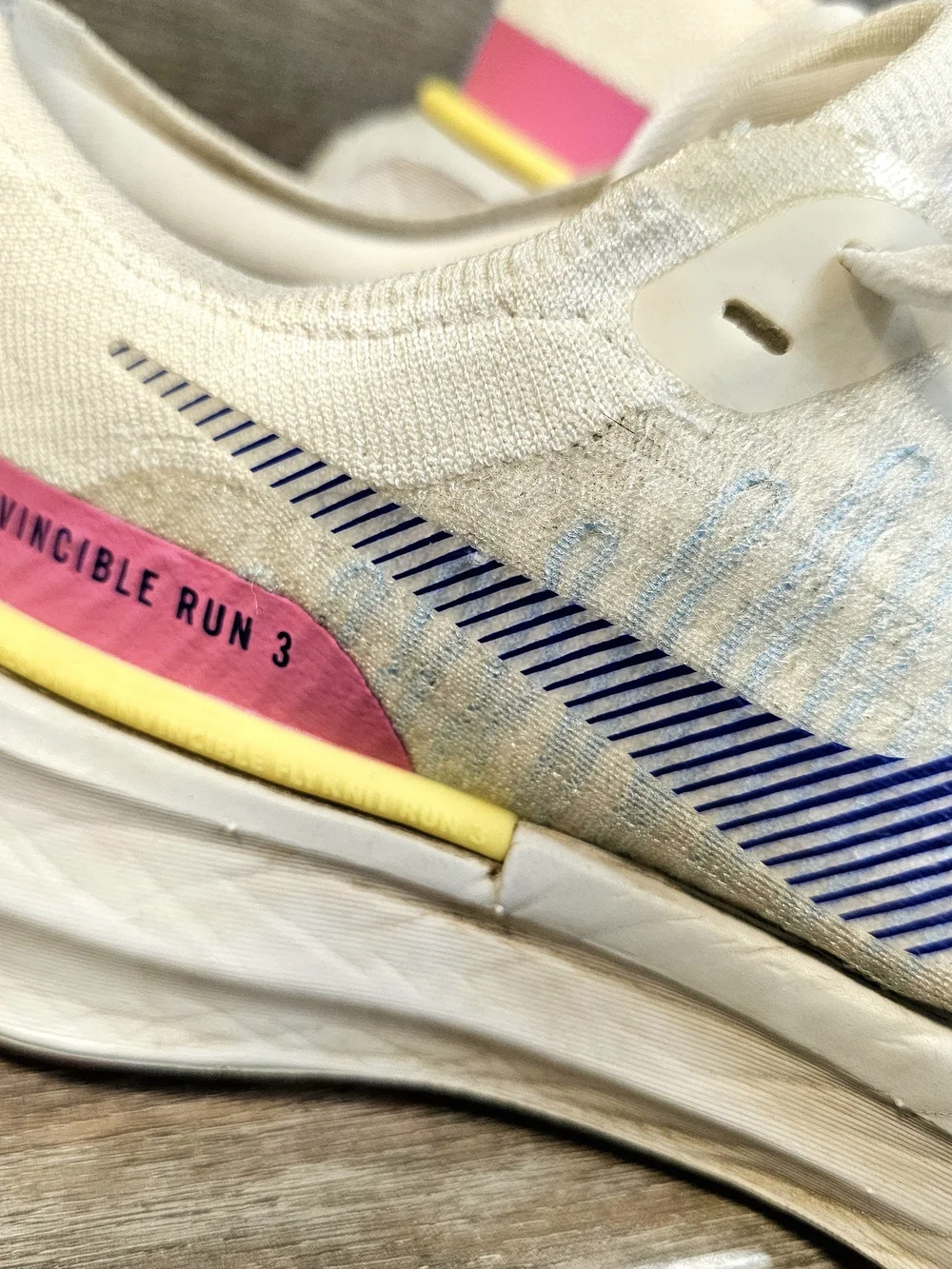 Nike ZoomX Men’s Running Shoes Invincible 10.5 White Pink Blue Athletic Shoes